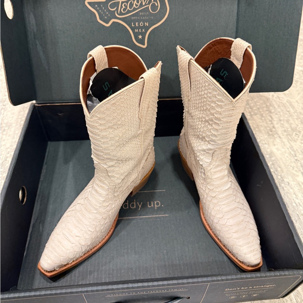 Tecova Savannah Bone Python size 8.5